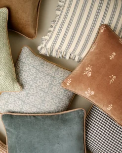 VND7018 Makerspalm, LLC Lexie Velvet Pillow