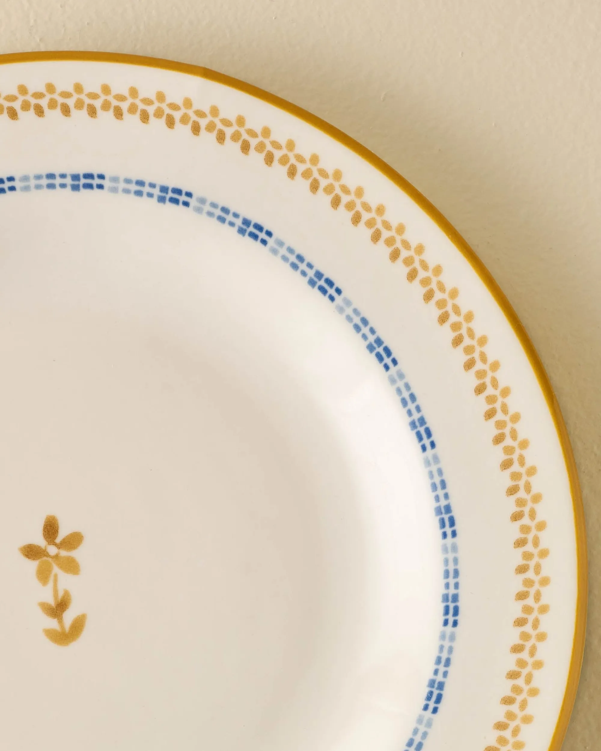 VND7817 FOXSTONE DEVELOPMENT CO.,LTD Luna Floral Salad Plate