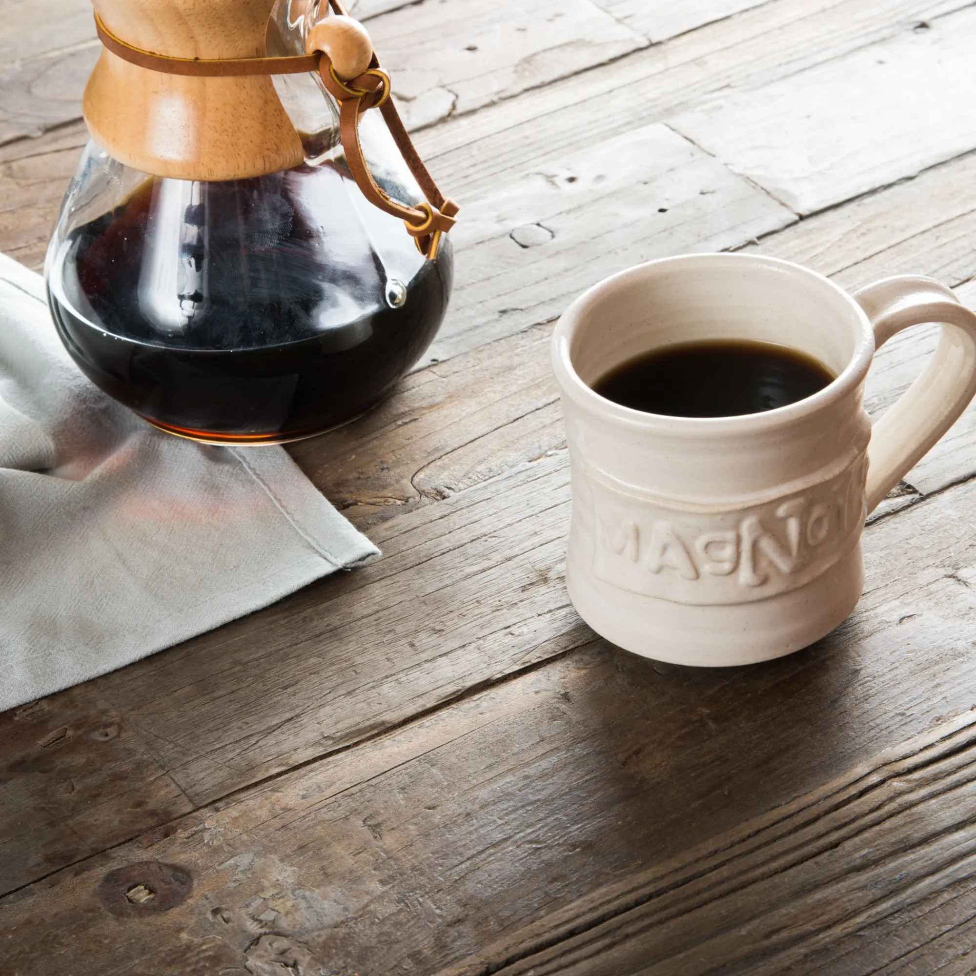 VND0162 Black Oak Art Magnolia Mug