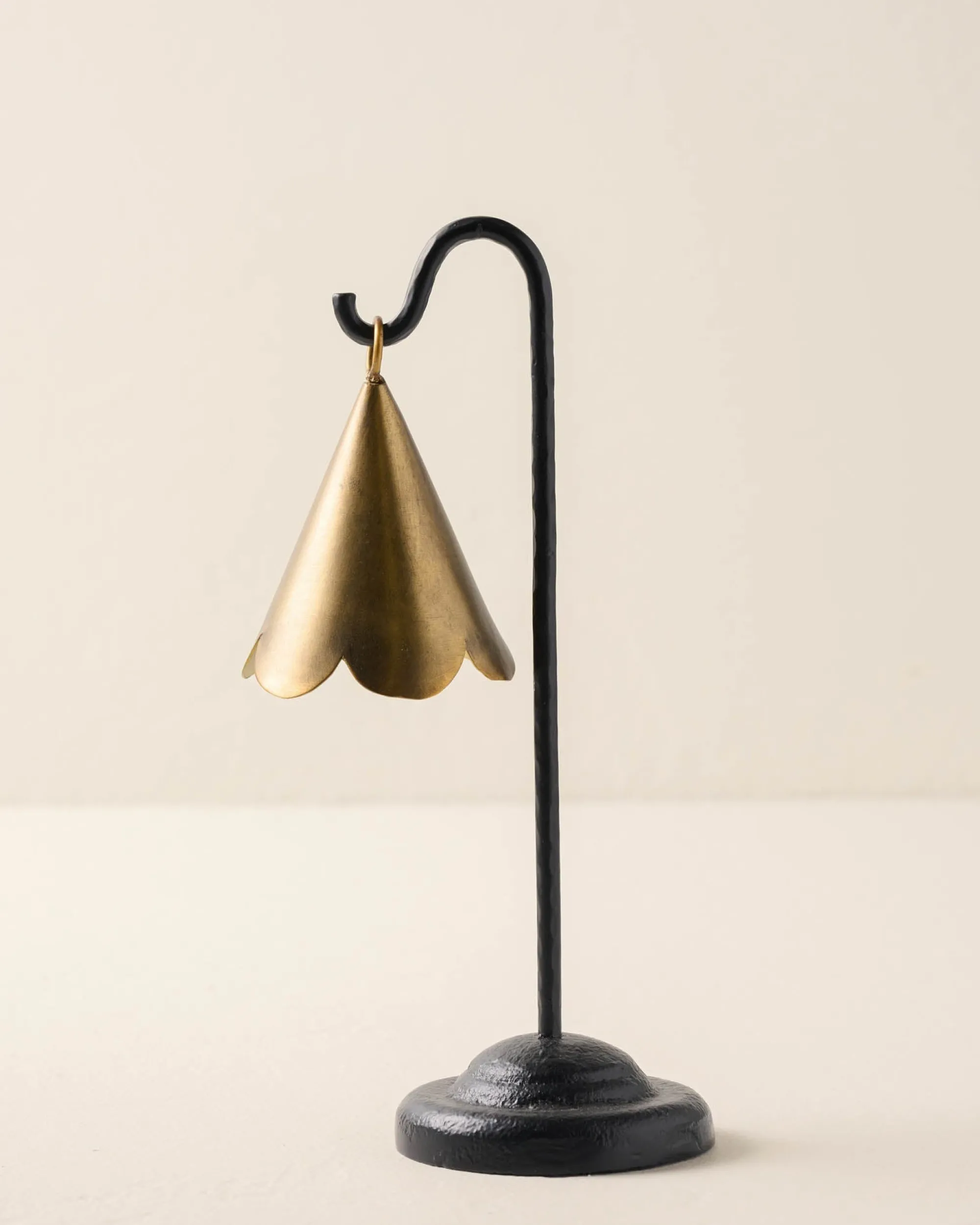 VND6624 GULATI EXPORTS Mariel Standing Scalloped Bell