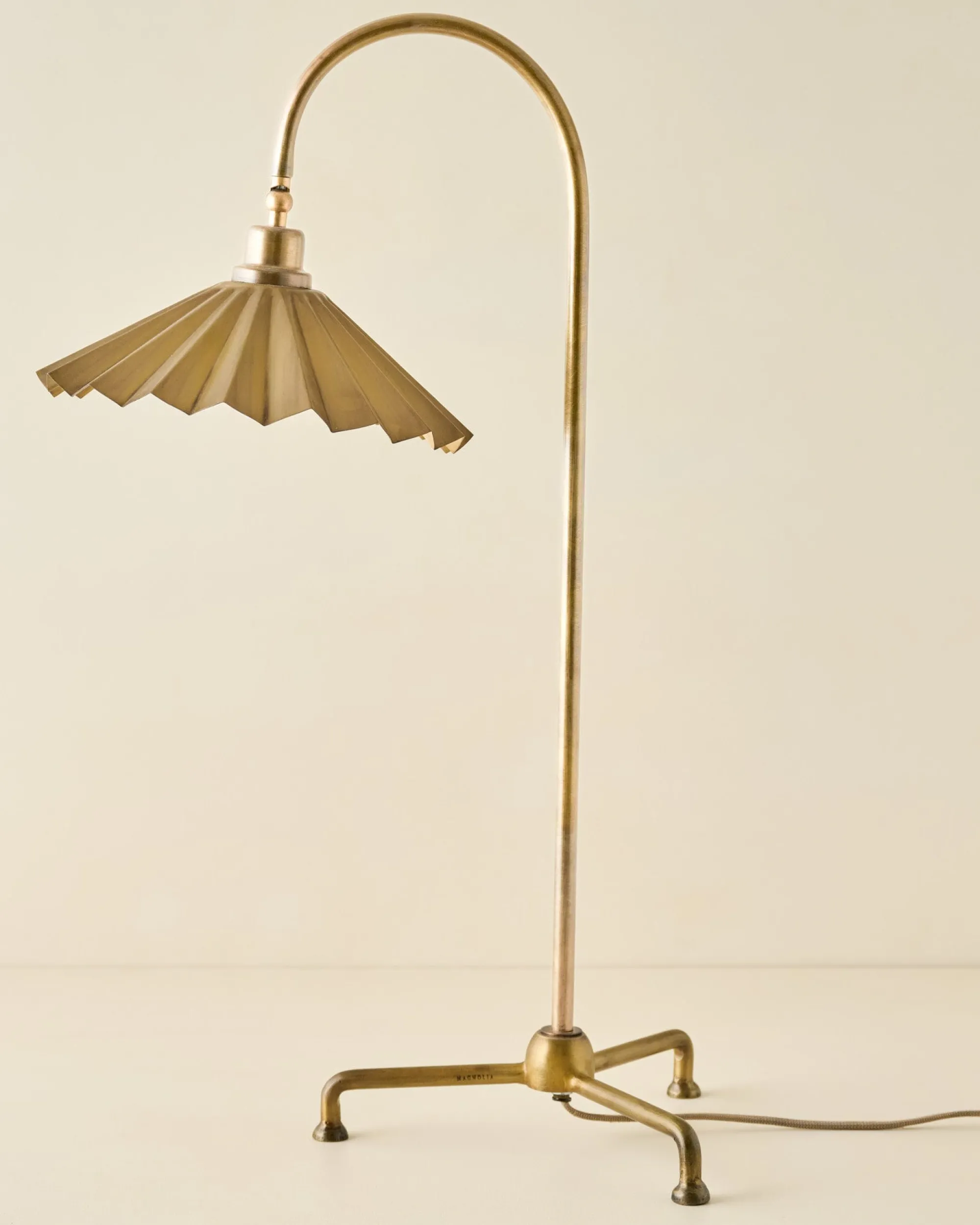 VND8010 Decodesign Interior Oversized Brass Pleat Task Lamp