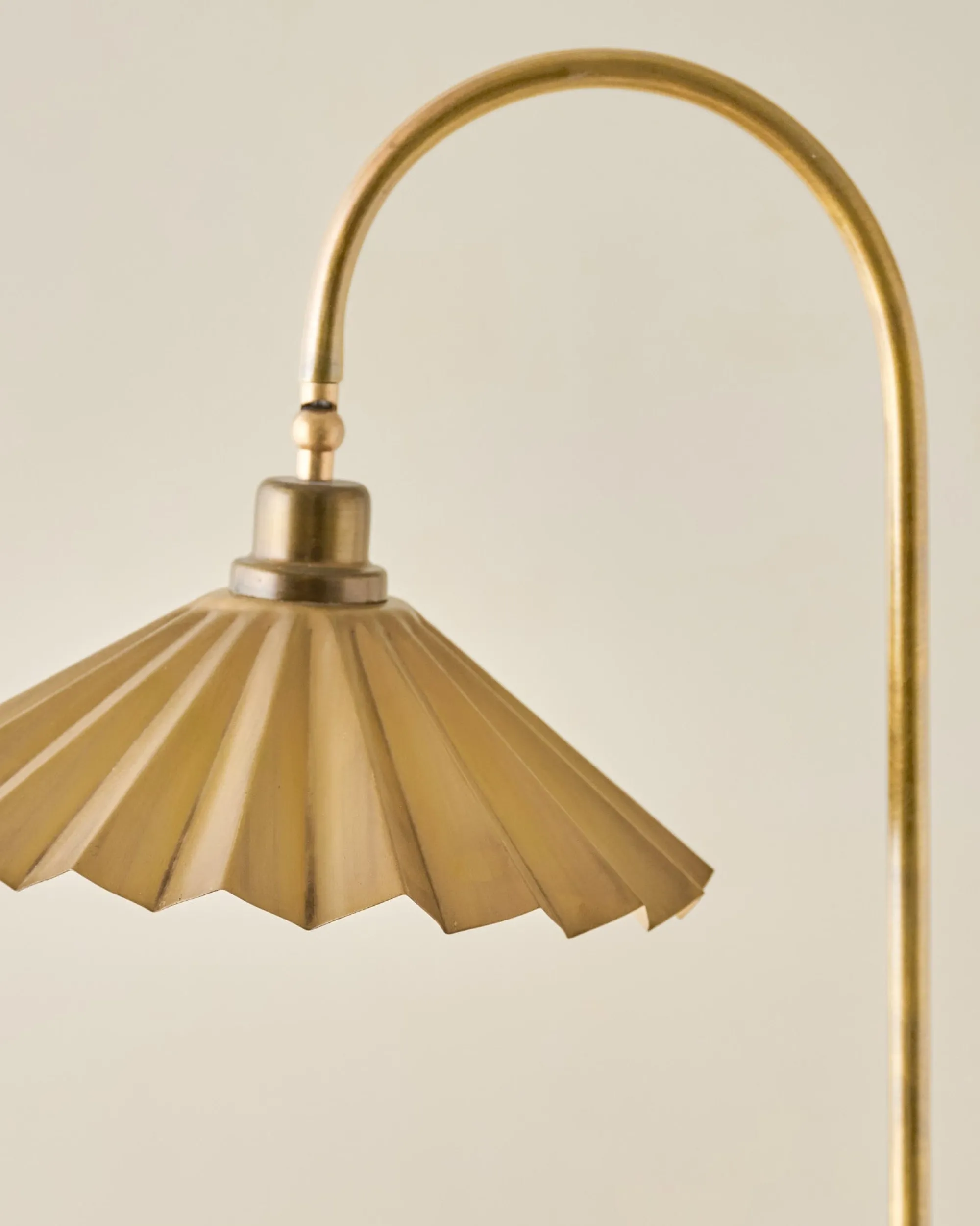 VND8010 Decodesign Interior Oversized Brass Pleat Task Lamp