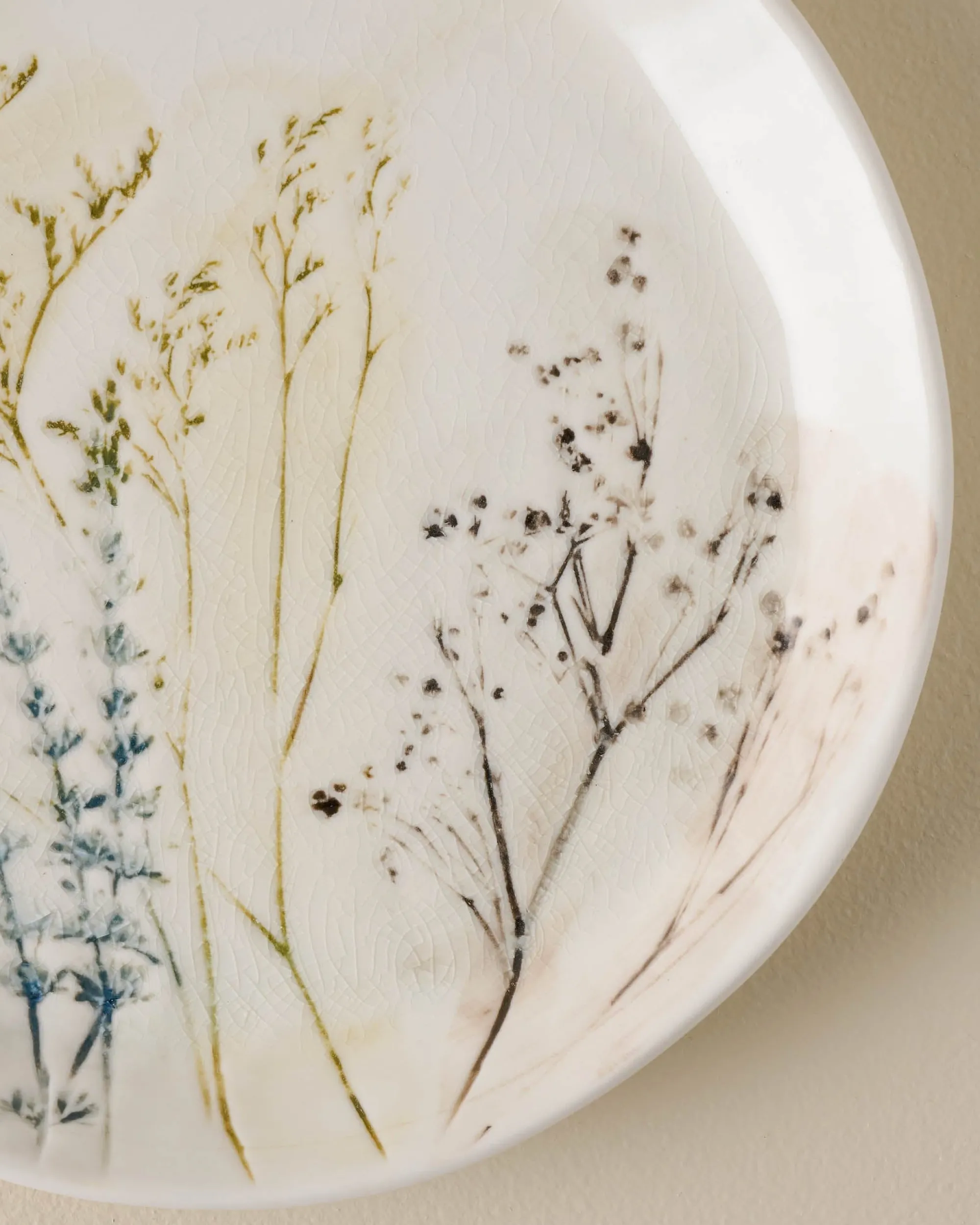 VND0164 Creative Co-op Inc Pressed Floral Plate