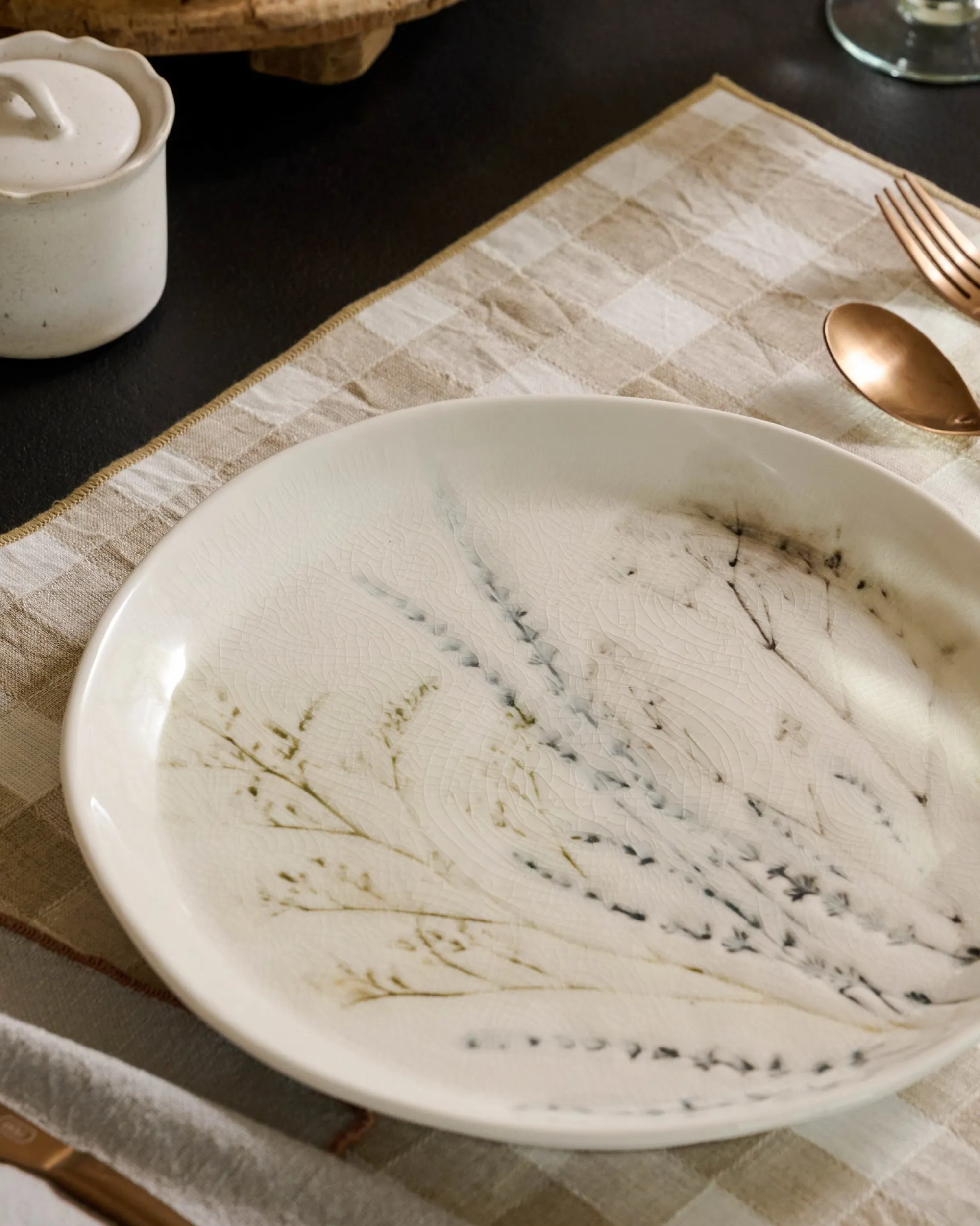 VND0164 Creative Co-op Inc Pressed Floral Plate