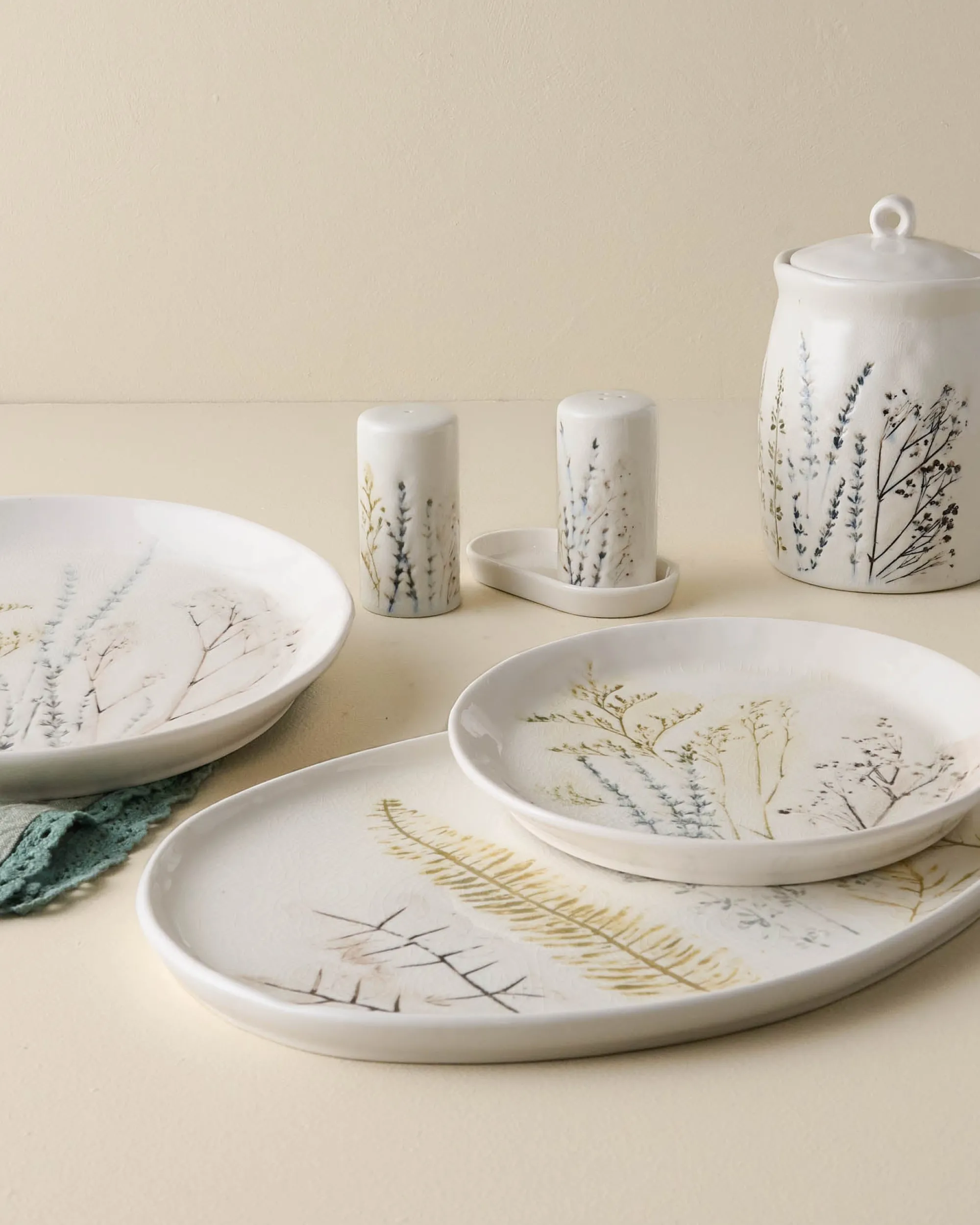 VND0164 Creative Co-op Inc Pressed Floral Plate