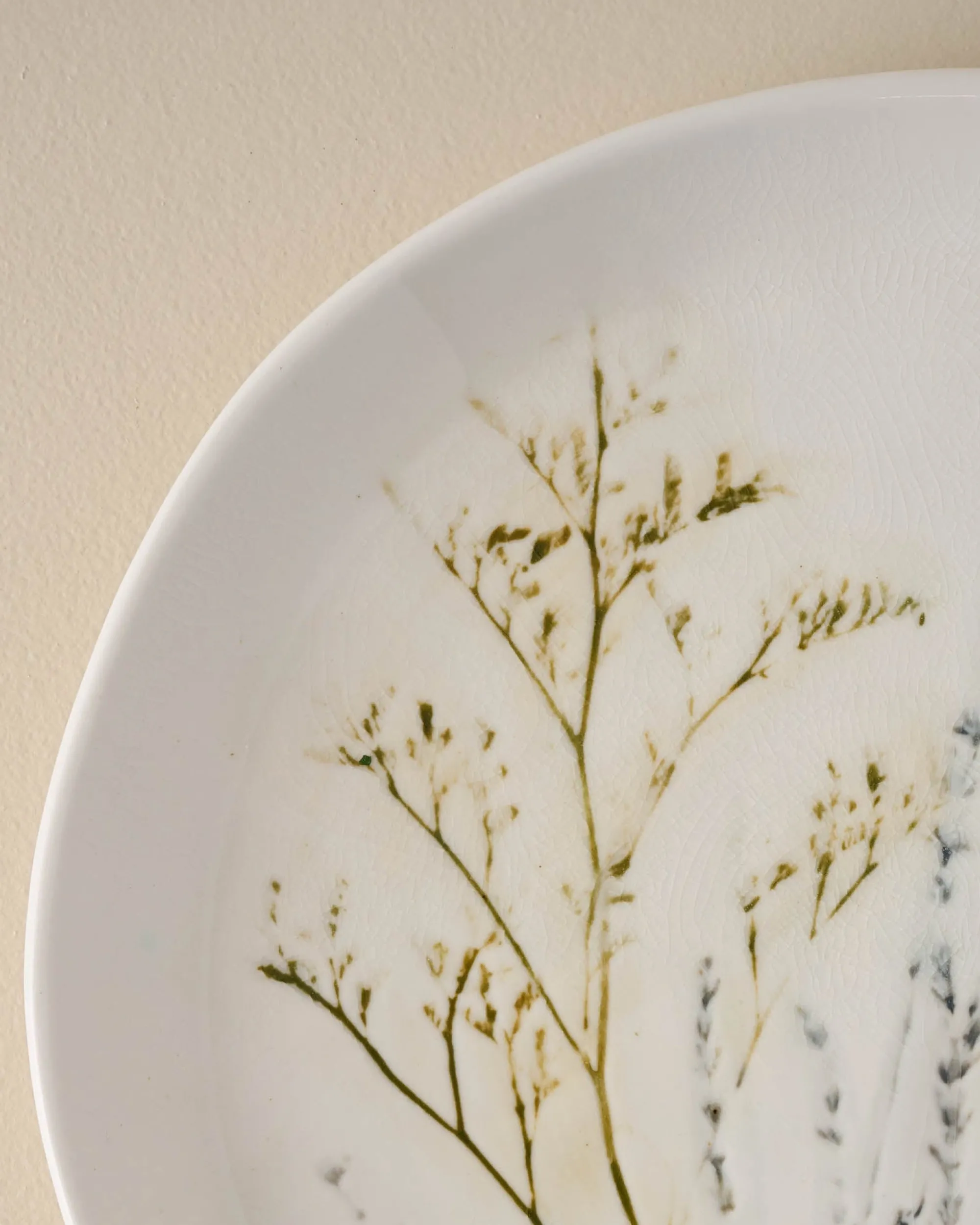 VND0164 Creative Co-op Inc Pressed Floral Plate