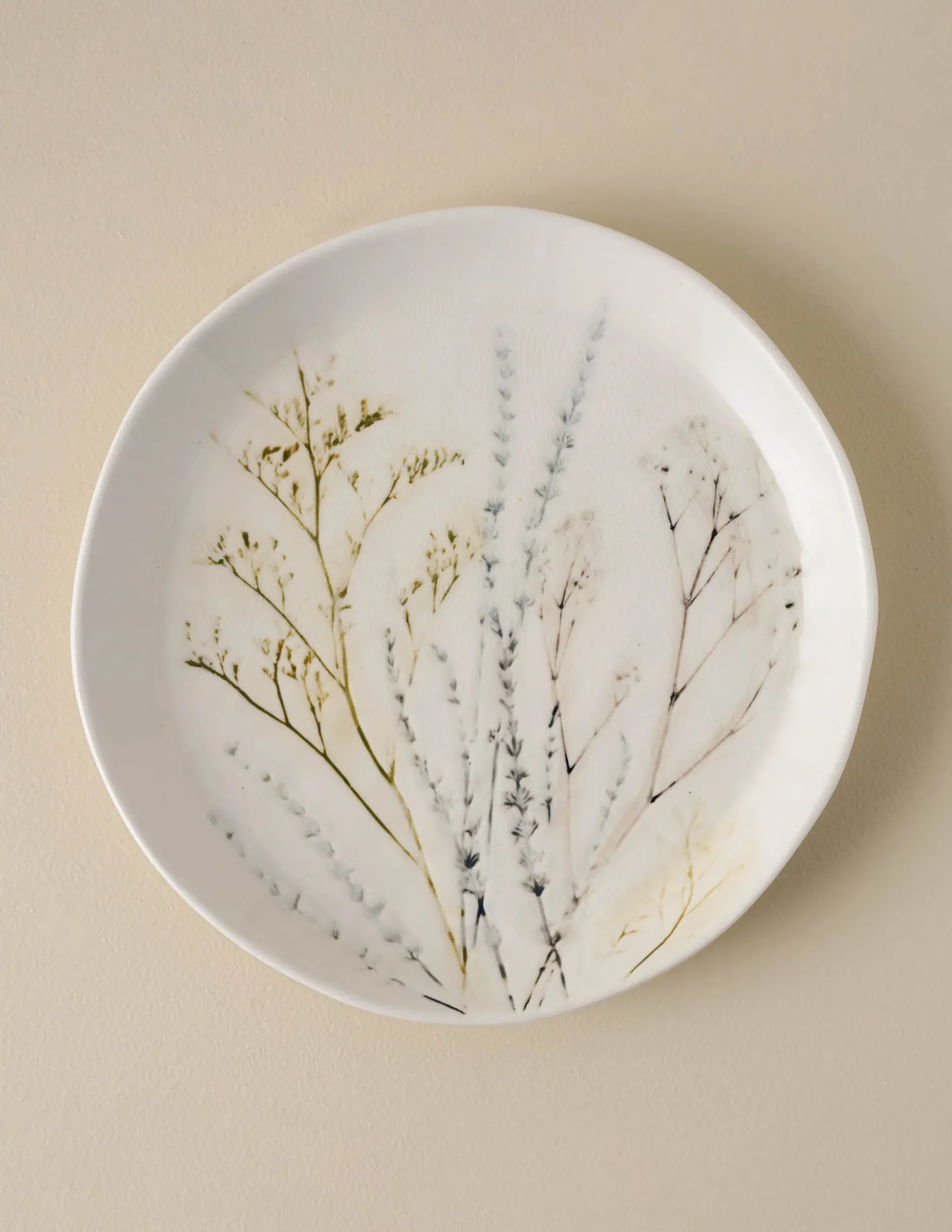 VND0164 Creative Co-op Inc Pressed Floral Plate