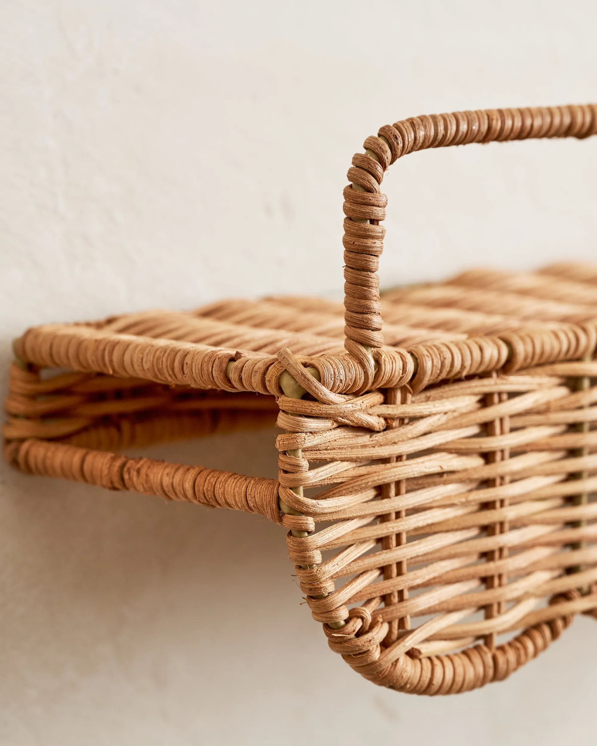 VND7018 Makerspalm, LLC Robin Woven Rattan Picture Ledge