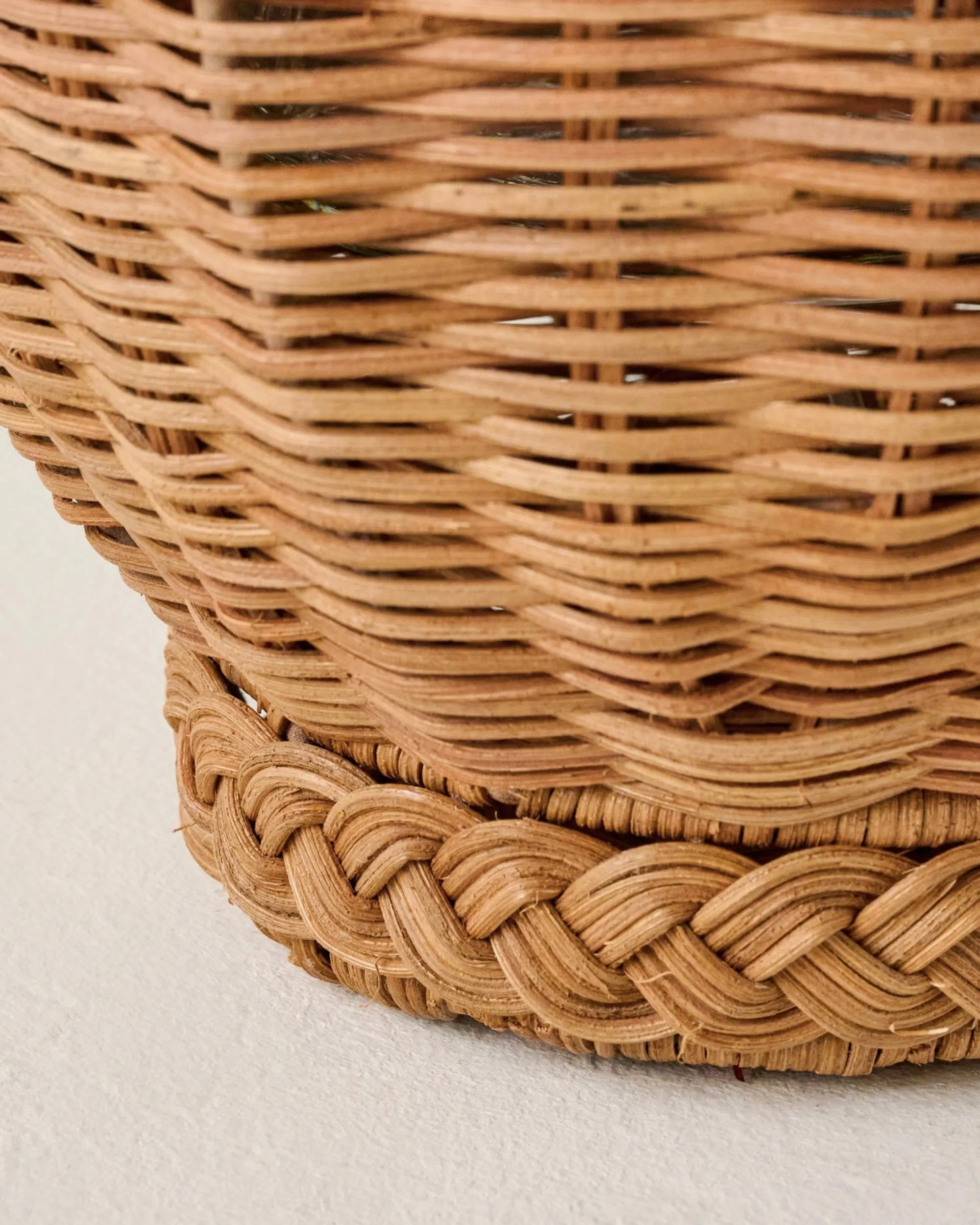 VND0164 Creative Co-op Inc Round Rattan Vase