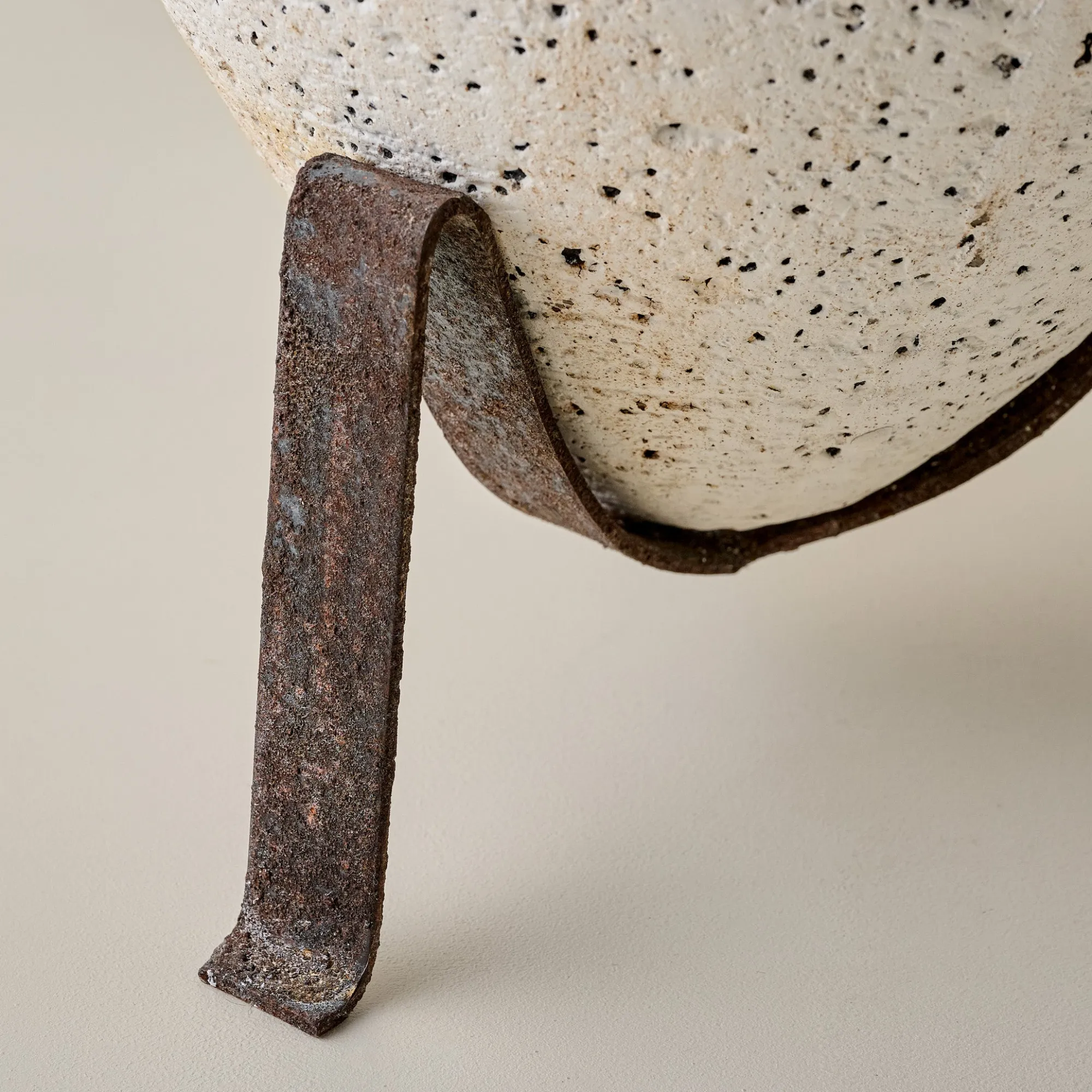 VND0158 Accent Decor Rustic Cortona Vase on Stand