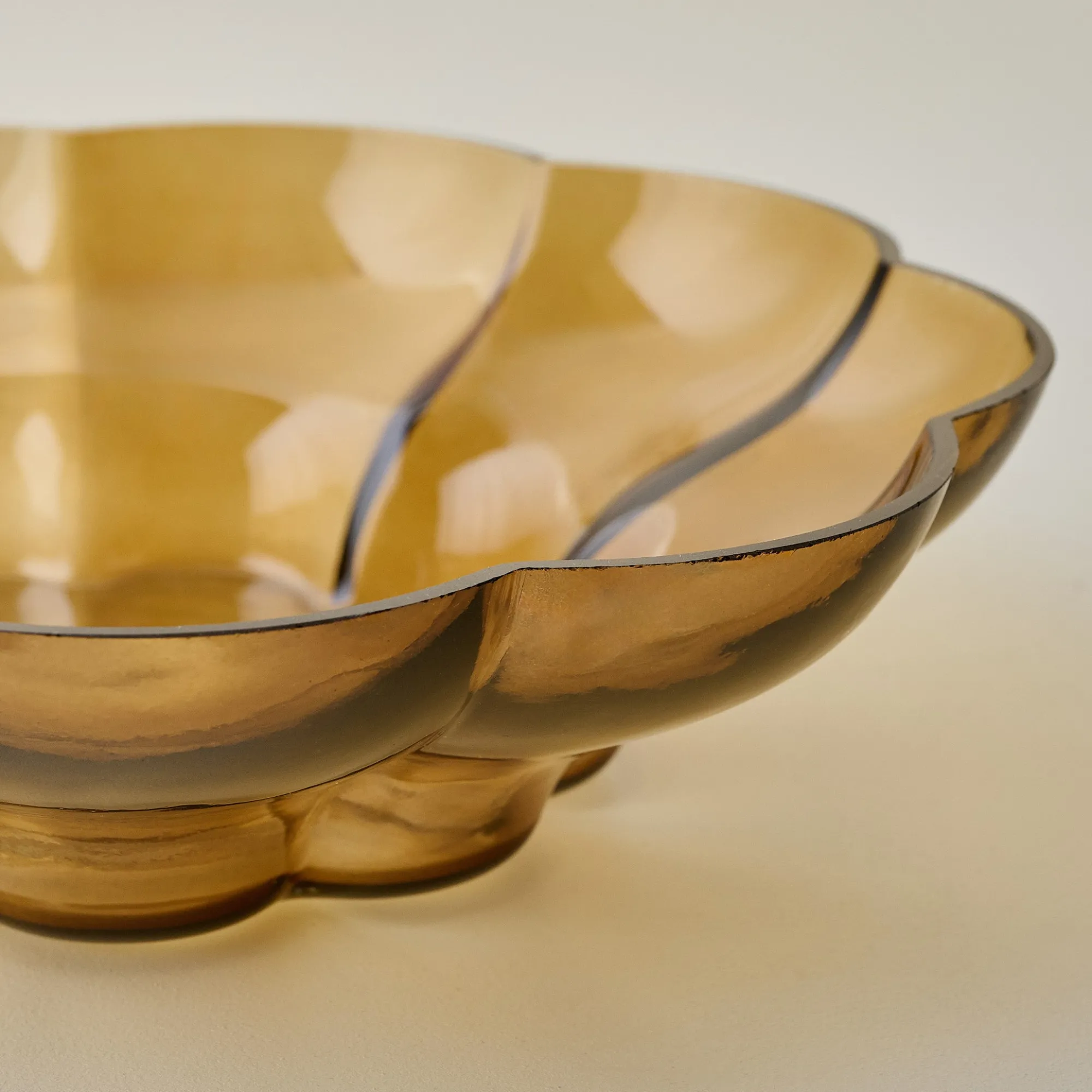 VND0164 Creative Co-op Inc Scalloped Amber Glass Bowl
