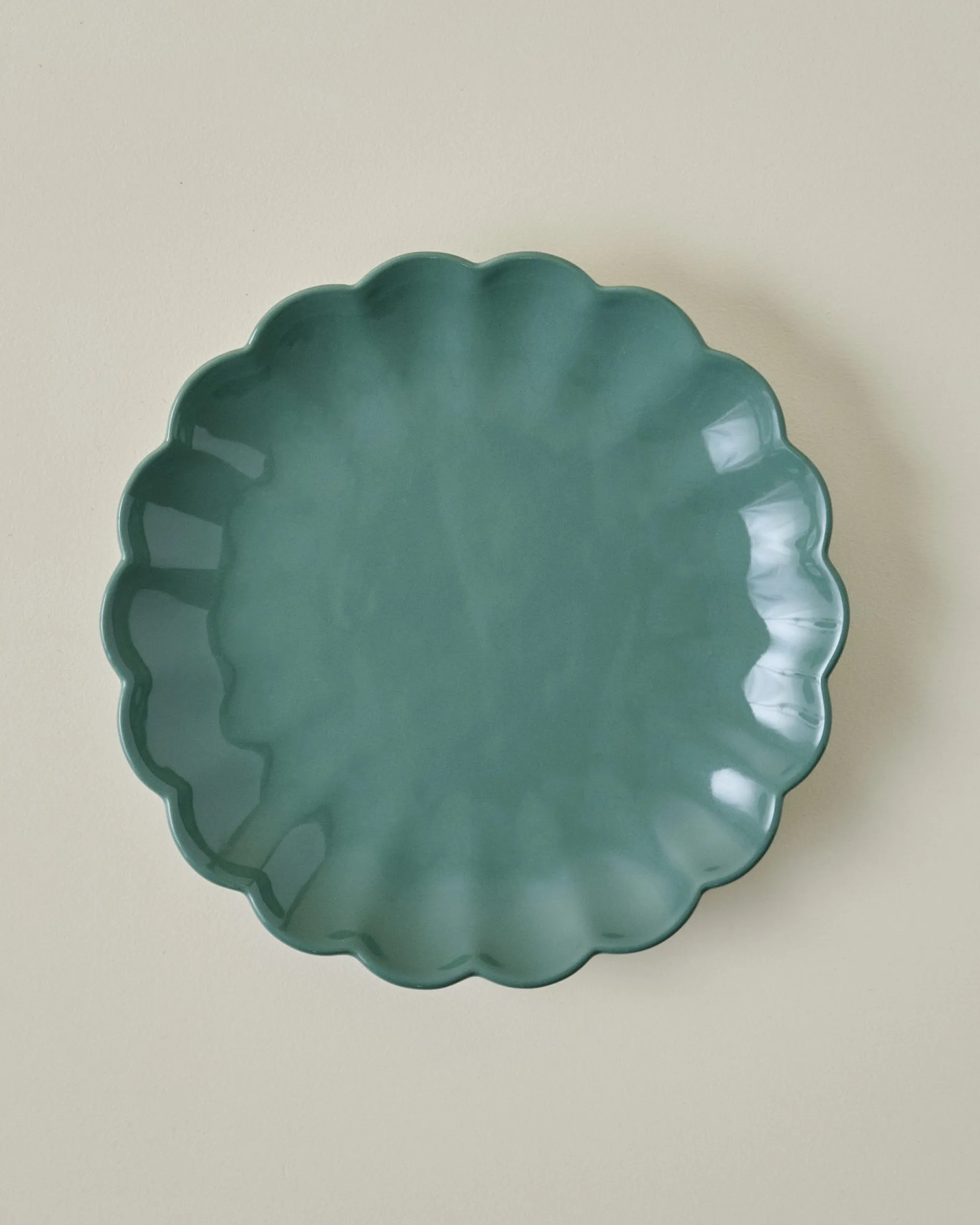 VND0092 Melrose International, LLC Seagrass Scalloped Plate