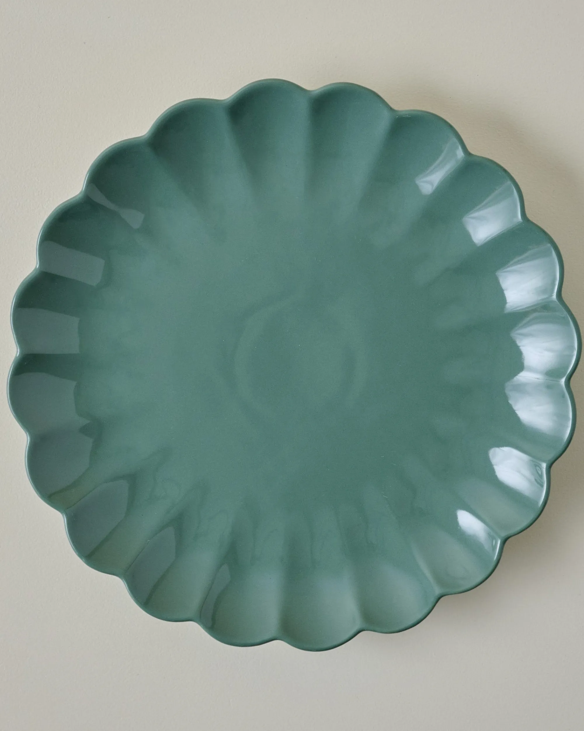 VND0092 Melrose International, LLC Seagrass Scalloped Plate