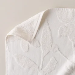 VND6325 The Airtex Group Snow White Floral Jacquard Towel