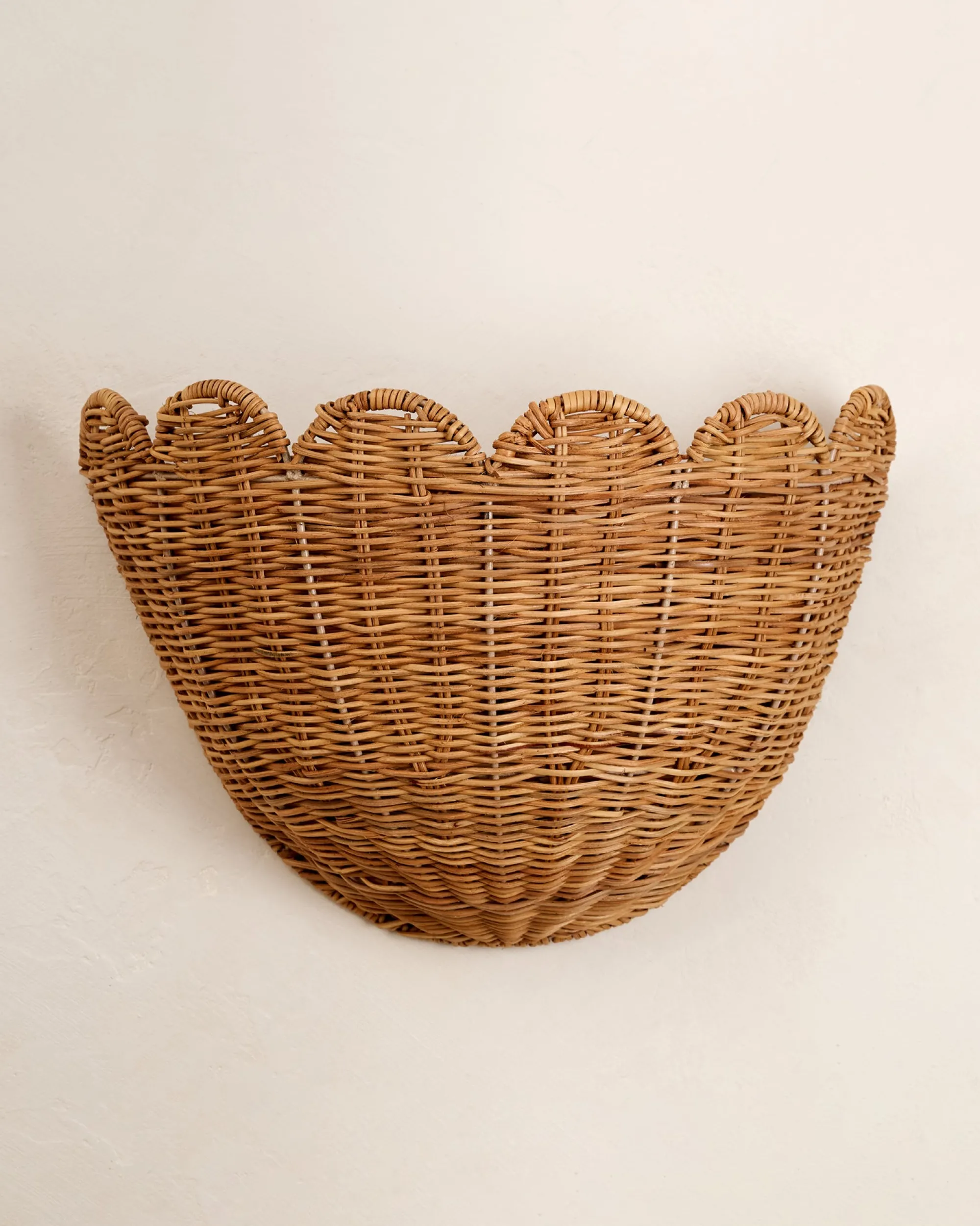 VND0164 Creative Co-op Inc Solene Scalloped Woven Wall Basket