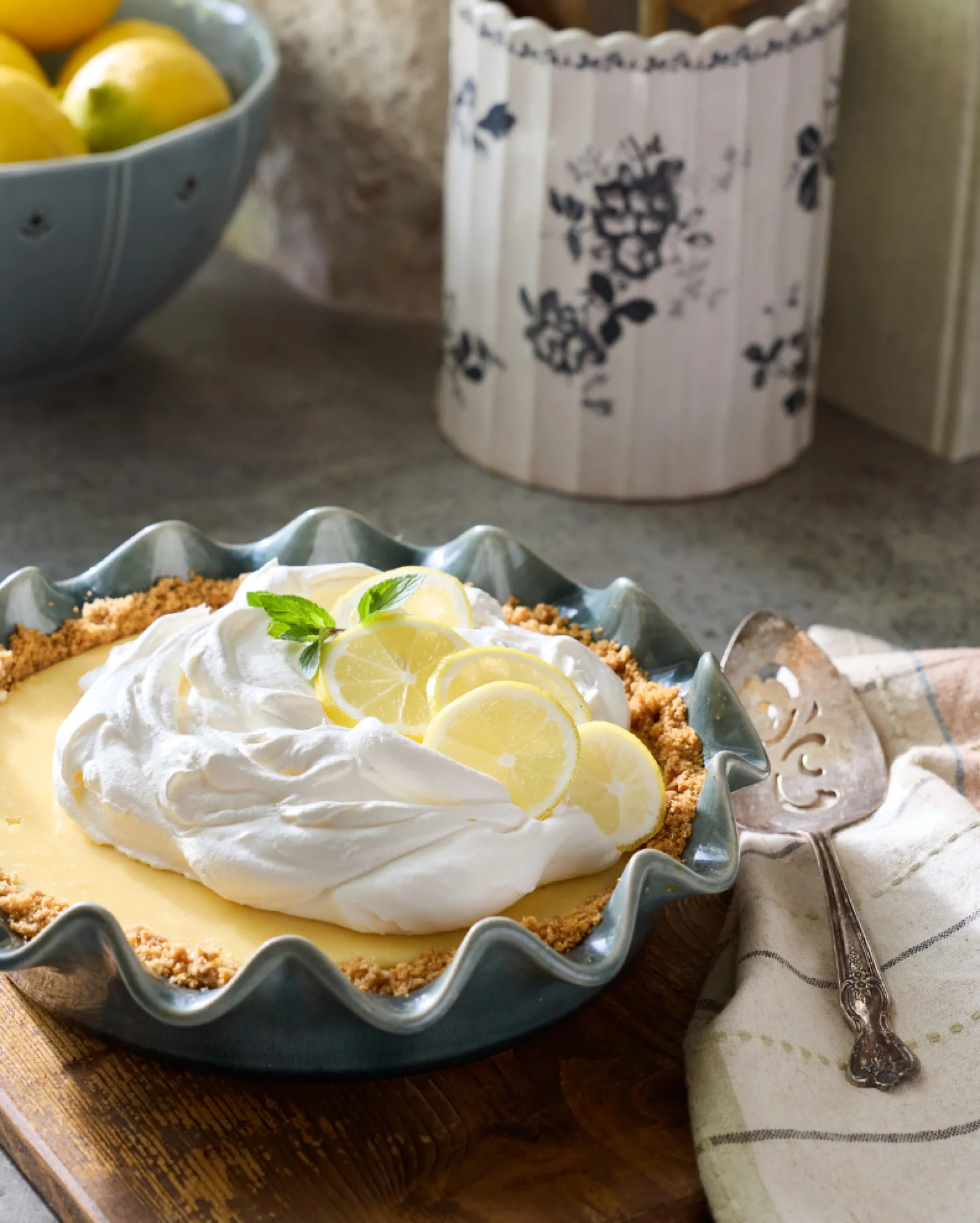 VND7018 Makerspalm, LLC Vintage Blue Scalloped Pie Dish