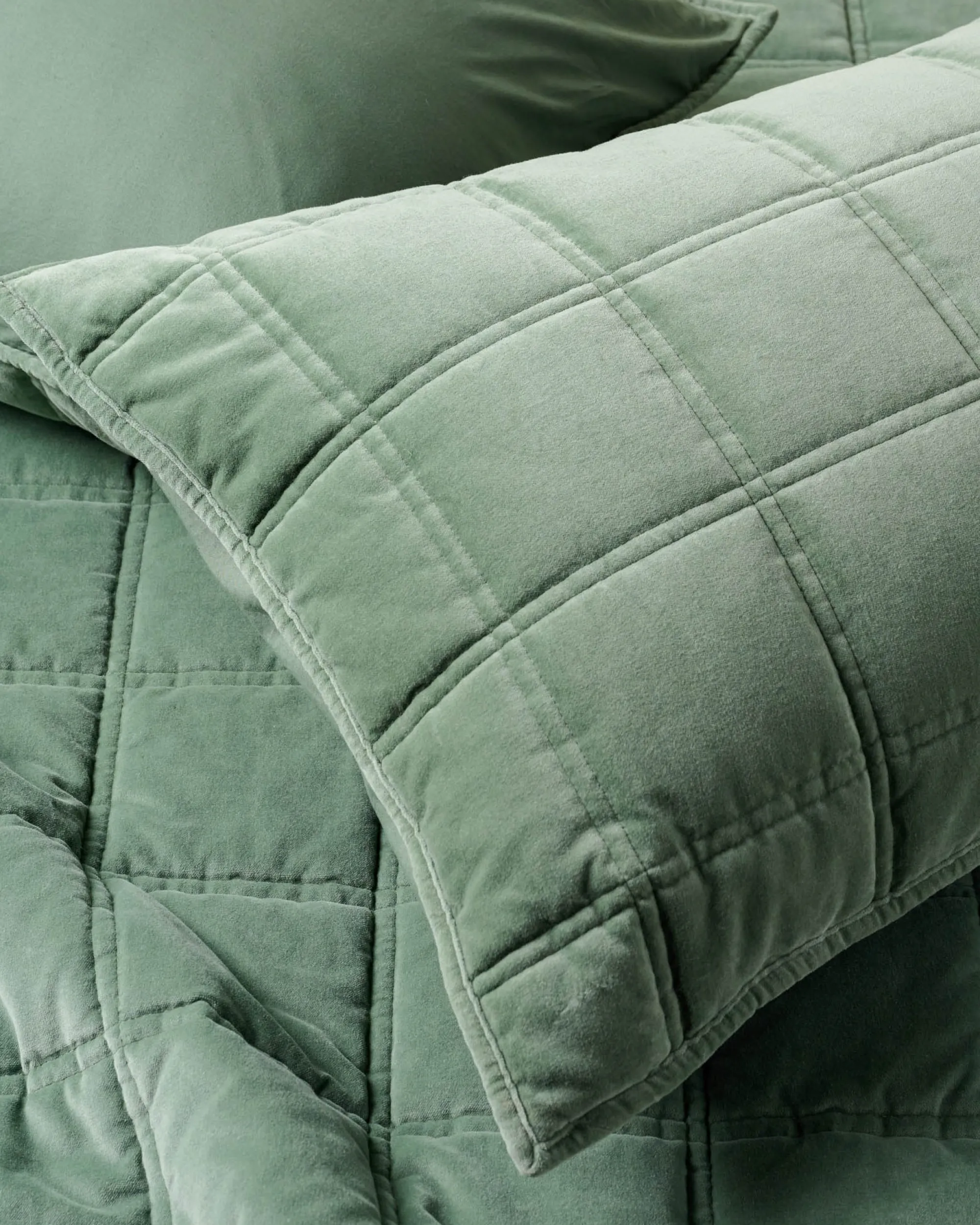 VND7018 Makerspalm, LLC Weekend Velvet Quilt - Dusty Green