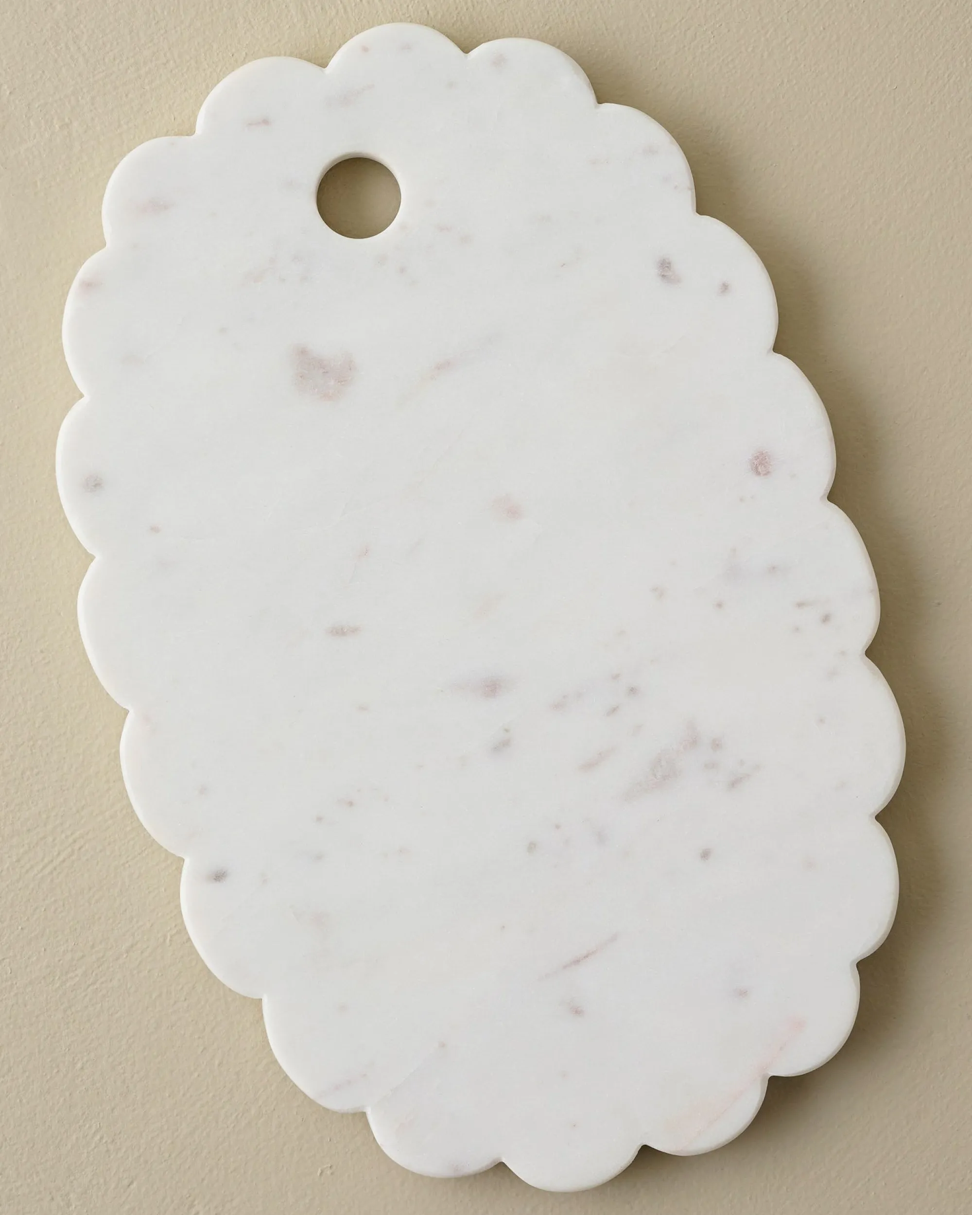 VND6842 Ferry International White Marble Scalloped Serving Board